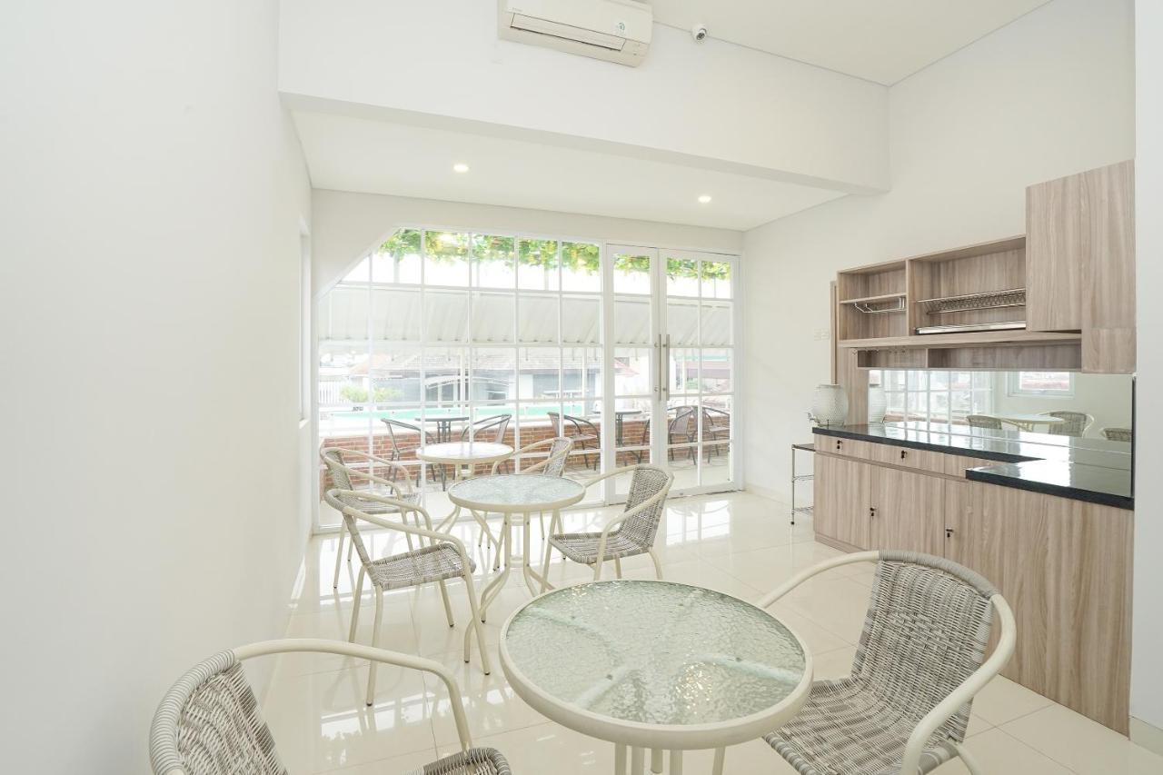 Oyo 272 M Suite Residence Malang Exterior foto