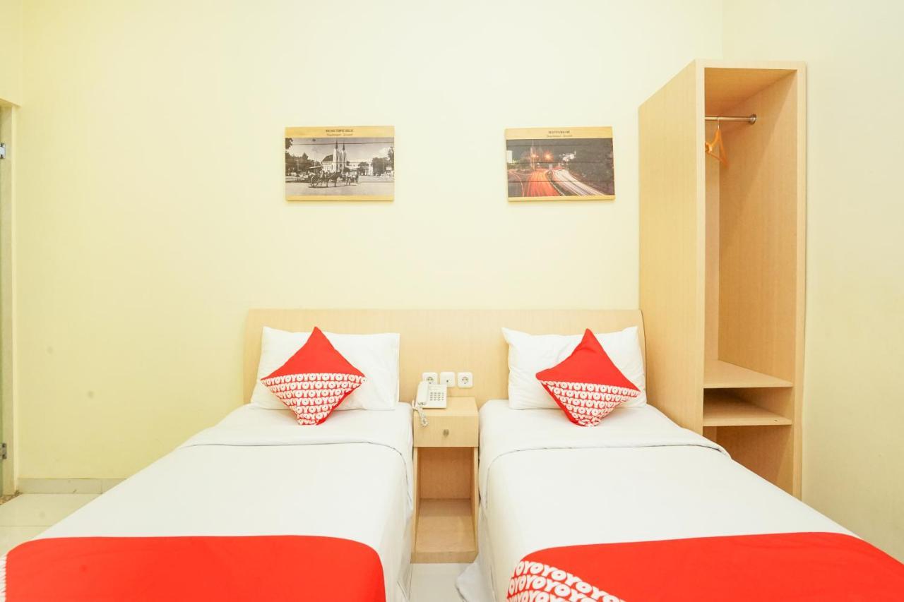 Oyo 272 M Suite Residence Malang Exterior foto
