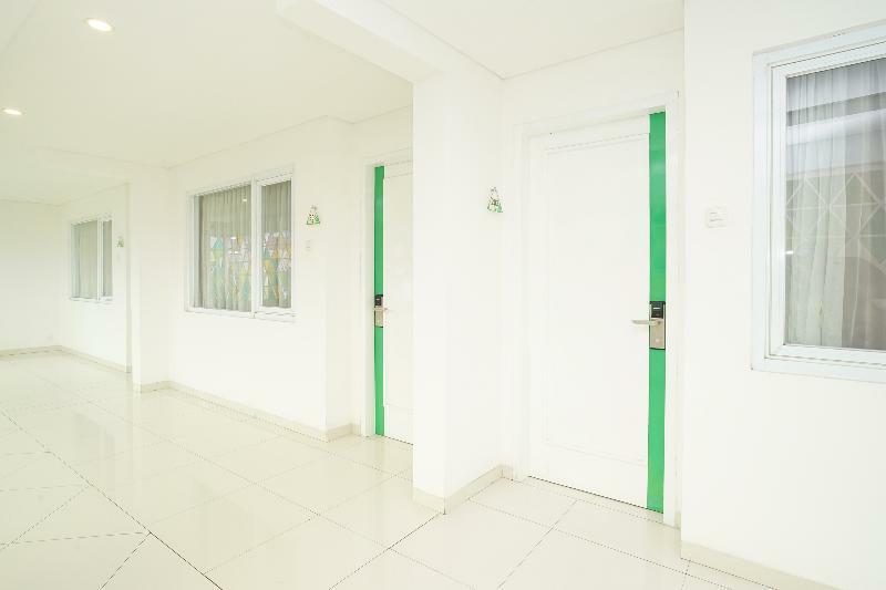 Oyo 272 M Suite Residence Malang Exterior foto