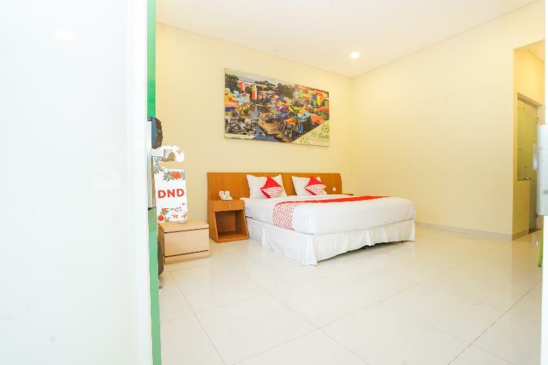 Oyo 272 M Suite Residence Malang Exterior foto